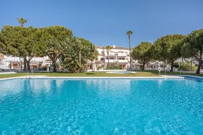 Image de Appartement 'Brisa De La Barrosa 1' avec piscine partagée, terrasse privée et climatisation.