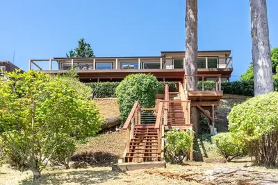 Image de Private Beach Retreat + Hot tub + Kayak + Mt Rainier View
