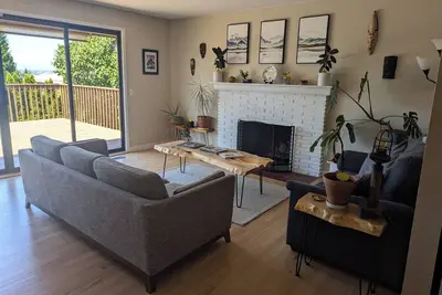 Image de Cozy 2-bedroom house with sunset views