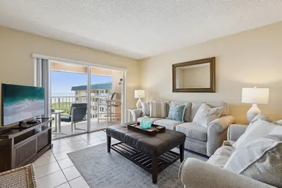 Image de Direct Oceanfront Condo Getaway– Steps to the Beach with Heated Pool & Private Balcony