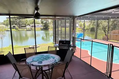 Image de 3/2 Renovated Heated & Screened Pool Lake House in Largo