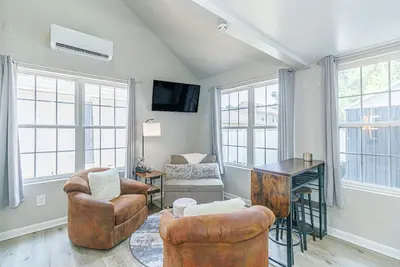 Image de Cozy Tiny Home for 2! Short drive to the Beach!