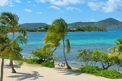 Image de On the beach - 2 floors/2 bathrooms - Sleeps 6!