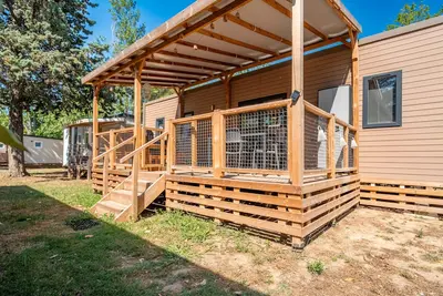 Image de Mobile Home 'La Yole' avec piscine partagée, terrasse privée et jardin privé