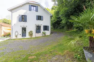 Image de Maison de vacances 'Cholena - Domaine Helaku' avec terrasse partagée, jardin partagé et Wi-Fi