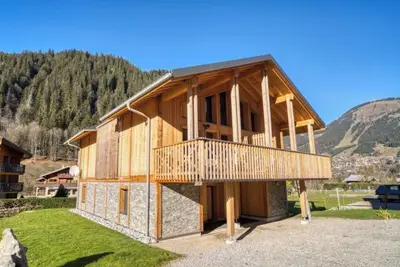 Image de Chalet \"Mitoyen Ysaline\" avec vue sur les montagnes, terrasse privée et Wi-Fi