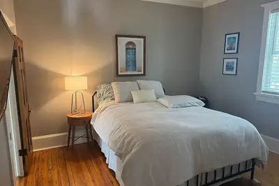 Image de Elegant Midtown Coastal Gem, 3br/2ba