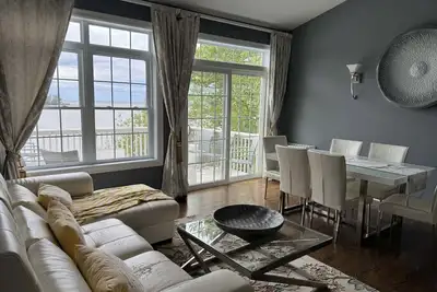 Image de Peaceful Waterfront Stay – Stunning Lake Ontario Sunset Views + Pet Friendly