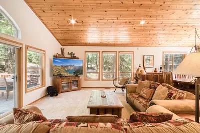 Image de Jackpine Lodge at Tahoe Donner by Tahoe Getaways - Private Hot Tub w/ Foosball and Hoa