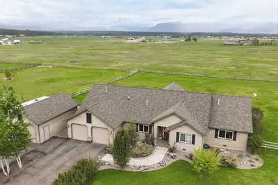 Image de New! Home on one acre, dog friendly, private hot tub