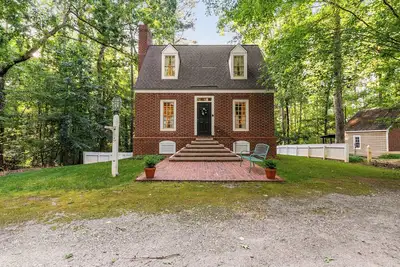 Image de 2 bedroom/2 bathroom Woodland Retreat in Hub City with Backyard + Fire Pit