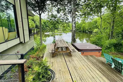 Image de Charming 2-bedroom apartment waterfront with WiFi, lovely New Milford
