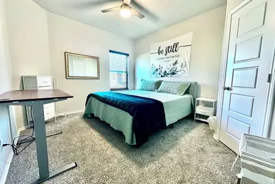 Image de King Bed - Comfortable Workspace - Cozy Loft