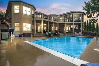Image de Luxury Lakefront Escape w/ Pool, Hot Tub & Theater