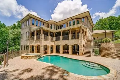 Image de Your Private Gated  Castle Escape on Lake Lanier-Beachfront, Gym, Pool &Jacuzzi!
