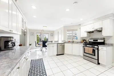 Image de Luxury & spacious 6 Br w/ Jacuzzi & Rainfall Shower. Central for Metro Van