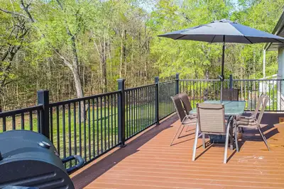 Image de Stunning Lakefront home featuring 4 bed, 3 bath. Located minutes from marina.
