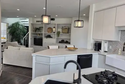 Image de Luxury 2-bedroom downtown apartment quick access to events in Indianapolis.