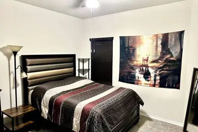Image de Queen Bed - Comfortable Workspace - Cozy Loft