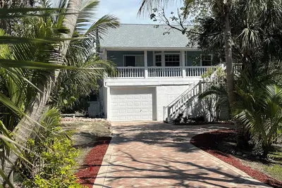 Image de Tree House a charming 2-bedroom home on wonderful Sanibel Island. Beach close.