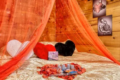 Image de Hanky Panky Romantic cabin, hot tub, Jacuzzi