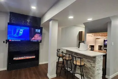 Image de belle maison privée + bar moderne -pas d'escalier