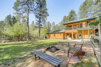 Image de 12 Mi to Tonto Natural Bridge Sp: Cabin w/ Patio!