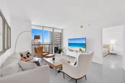 Image de Lux 1-Bedroom at Brickell – Bay, Pool & Sunrise Views!