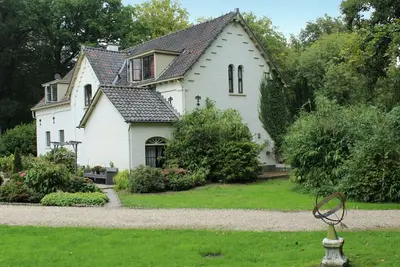 Image de Scenic Stay Surrounded by Forest Trails and Historic Grounds