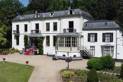Image de Elegant Stay with Hiking Trails Ideal for Exploring Locals Attractions