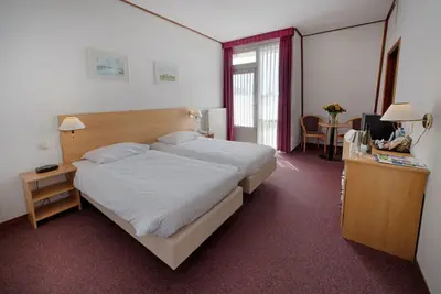 Image de Nijmegen Area Comfort: Explore Trails, River Views and Dining