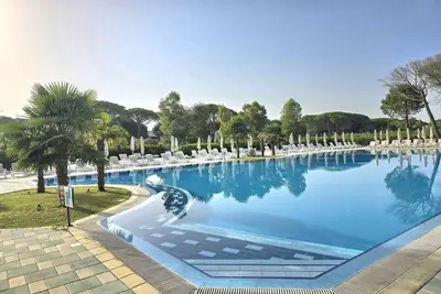 Image de Villa près de la plage Gjiri Lalzit avec piscine