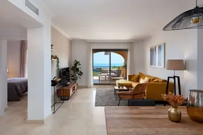 Image de 2-Br Middle Floor Apartment with Sea Views