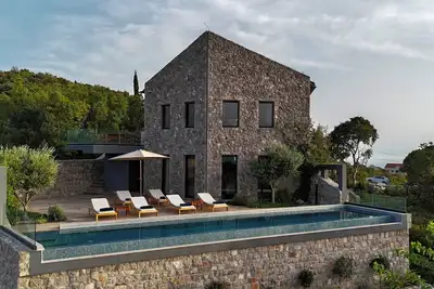 Villa Diamonte - Ancient Stones, New Horizons