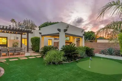 Image de Timeless Elegance: Historic Estate for 14 w/ Pool, Hot Tub + Putting Green