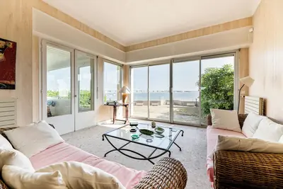 Image de Villa familiale en bord de mer avec accès privé à la plage. Calme absolu!
