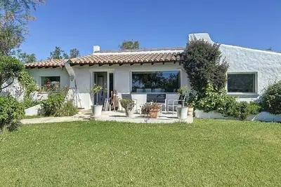 Image de Mas authentique pour 8 personnes, piscine et jardin fleuri