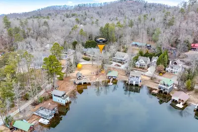 Image de Terrace at Burton Bliss -  with Boathouse on Lake Burton