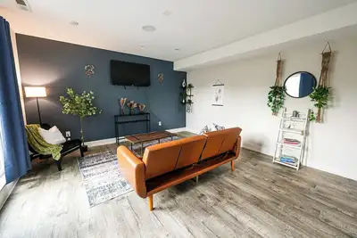Image de Cozy 2br/2ba in vibrant Kensington! Enjoy a full kitchen comfy beds Smart Tv and easy access to public transit. Perfect spot to relax & explore Philly’s historic charm.
