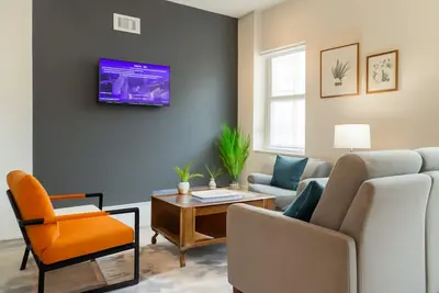 Modern 2bd 2ba Queen Bed Work Desk WiFi W/D