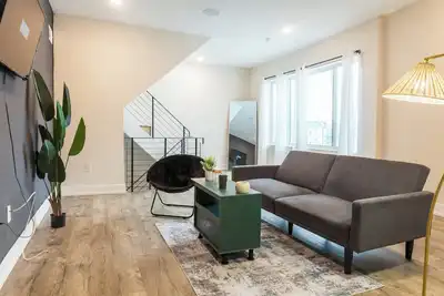 2-Bed 2-Bath_W/D Central Kitchen Wifi Desk