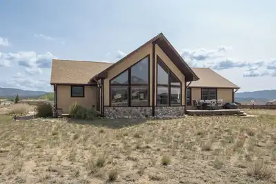 Image de Spacious, Spectacular Mtn Views, Centrally Located! Brand New Listing! !