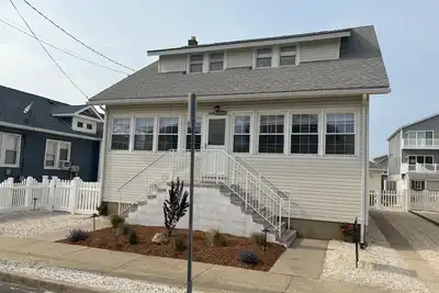Image de Classic Ocean Block Cape With 4 Br 2 Baths.