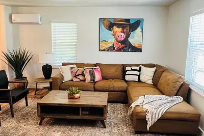 Image de 3br, 1. 5ba with covered parking minutes from downtown.