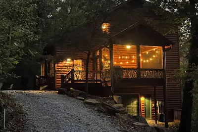 Image de Enjoy sunsets from this quaint mountain cabin, 3 minutes from historic downtown.