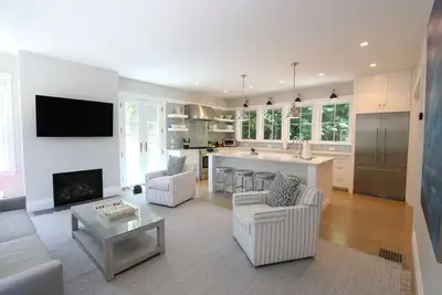 Image de 3 Bedrooms, Steps from Commercial Street