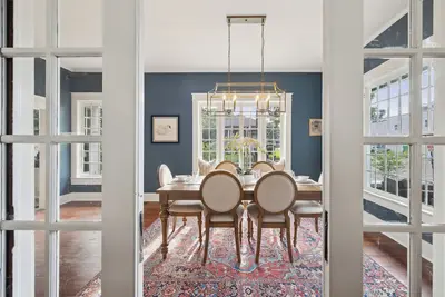 Image de Kalmia House—Stylish Stay Walkable to Downtown