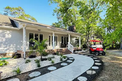 Image de New to market home with golf cart, free parking, Tiki bar. Close to all Oki fun