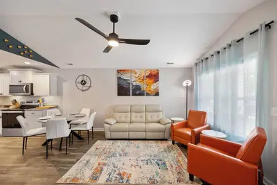 Image de Contemporary and Relaxing Getaway - 10 minute walk to the beach