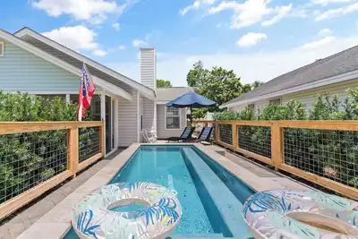 Image de Point Five, sleeps 9 and has a Pool!